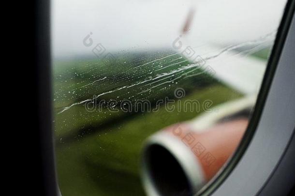 看法通过下雨的窗关于飞机顺利地登陆伦瓦