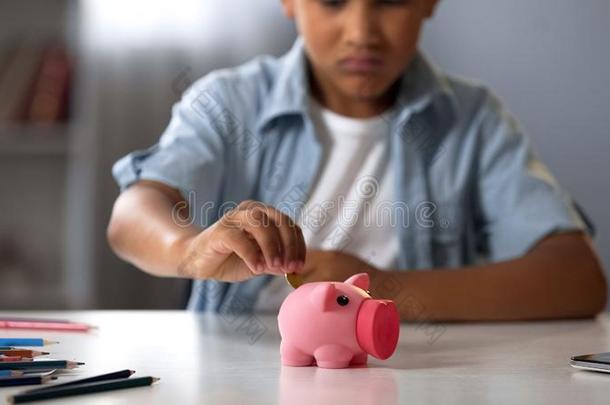 小的男孩放置口袋钱采用小猪银行,rais采用g基金为