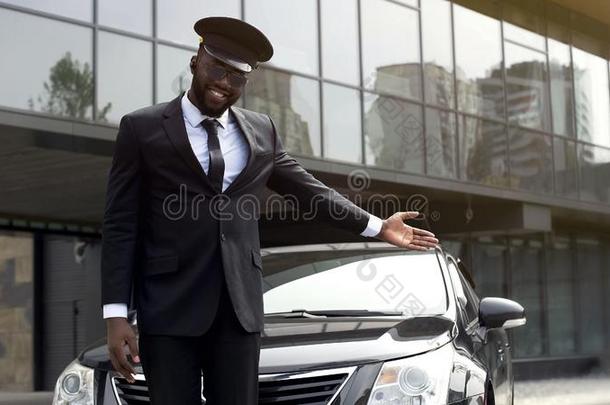 奢侈出租车服务驾驶员欢迎很重要的顾客在近处,