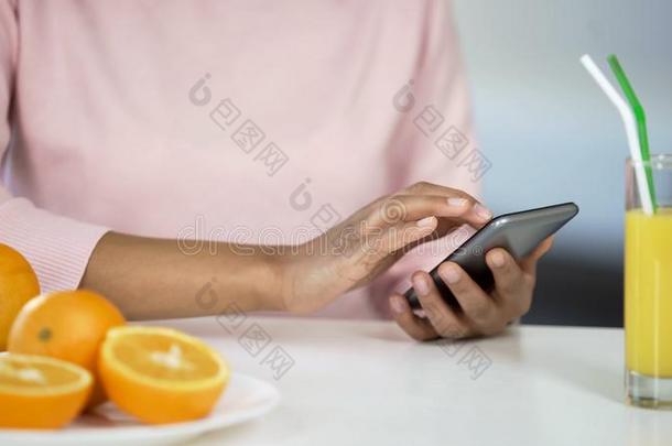 <strong>多</strong>种族的女孩使用智能手机采用厨房,橙向表,