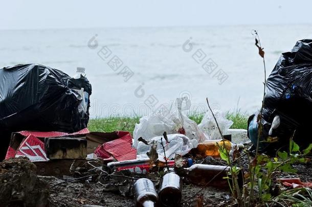 空的瓶子和容器污染海岸,非常关于垃圾