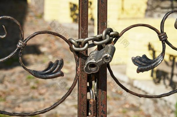 碎片关于金属门和链子和挂锁