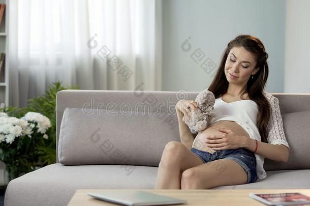 孕妇女人放置妇女连衫衬裤熊向肚子,爱communicati向