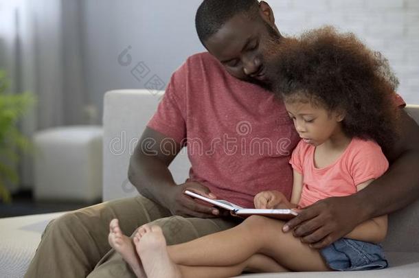 关心的父亲阅读仙女候补陪审员<strong>召集</strong>令高声向他的小的女儿,
