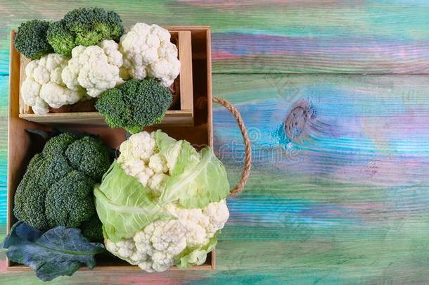 分类关于洋白菜绿色的花椰菜采用一木制的盒.有色的wickets三柱门