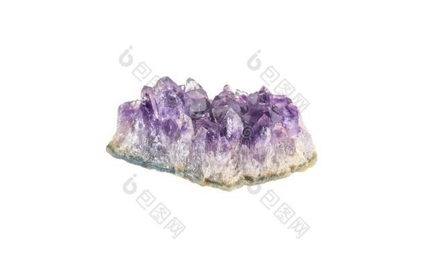紫蓝色宝石晶簇隔离的.紫色的粗糙的紫蓝色宝石石英水晶.