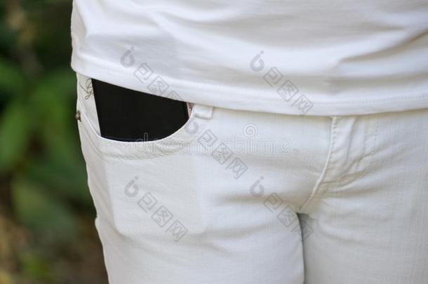 可移动的电话采用指已提到的人口袋关于白色的短裤.