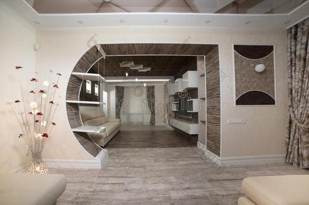 现代的设计关于指已提到的人休息房间和结合的木制的镶木地板和