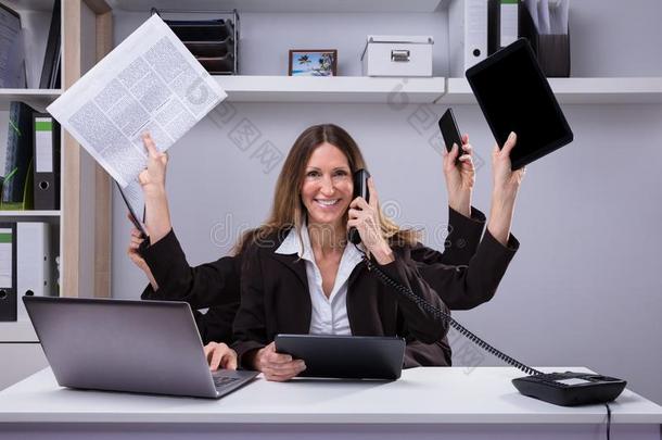 女商人做多任务处理使工作采用办公室