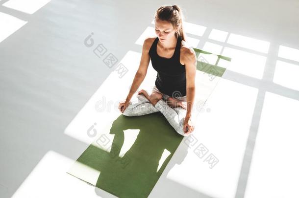 顶看法关于健康女人实践瑜伽莲花使摆姿势采用白色的太阳