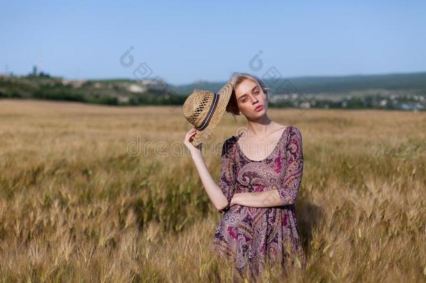 美丽的女人农场主采用田关于小麦农场