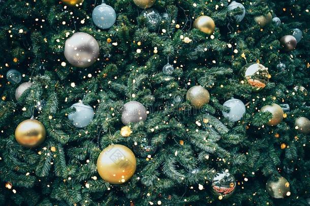 酿酒的圣诞节树和金球装饰和装饰