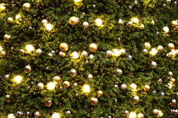 酿酒的圣诞节树和金球装饰和装饰