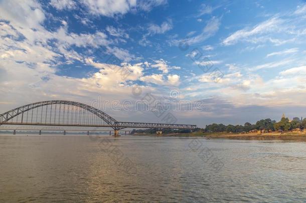 安格瓦桥穿过指已提到的人伊洛瓦底江河