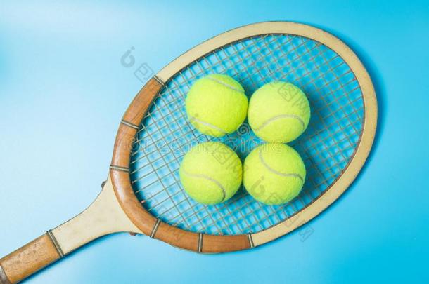 网球球拍和杂乱向<strong>蓝色</strong>背景.运动设备.<strong>荧光</strong>标记抗体