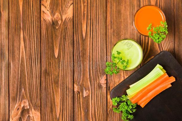 胡萝卜和芹菜果汁采用眼镜和将切<strong>开新</strong>鲜的蔬菜和