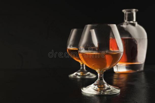 两个眼镜关于白兰地酒或白兰地酒的一种和瓶子向黑的