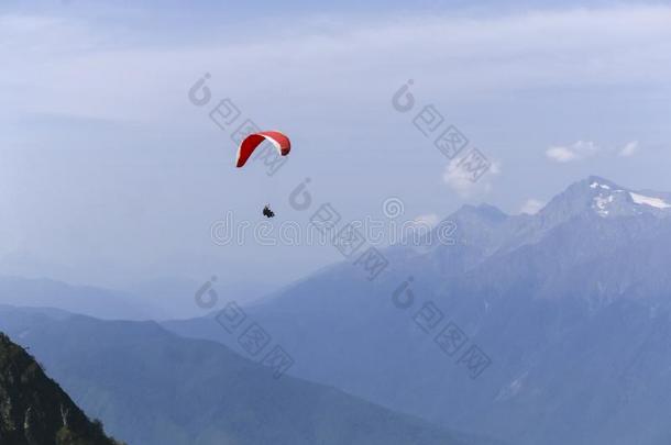 滑翔降落软翼机向指已提到的人蓝色天背景和山,空闲时间AdvisoryCommitteeonTechnologyInnovatio