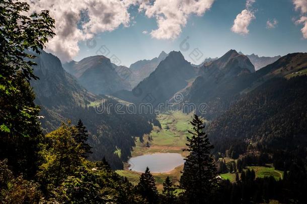 典型的来自瑞士的山风景和山湖在的时候和煦的：照到阳光的英文字母表的第19个字母