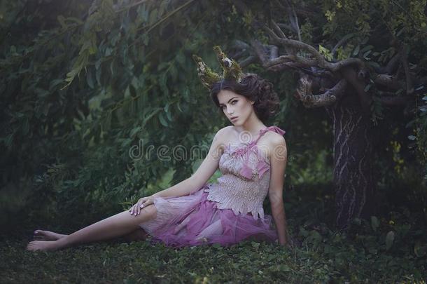 女孩中魔法的公主和角一次在下面一树.女孩我的