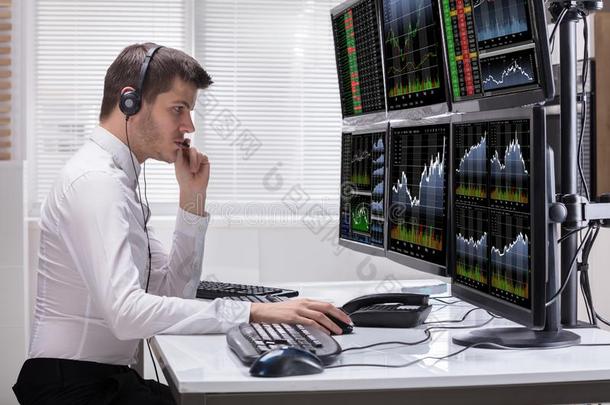 股份交易经纪人分析图表向计算机屏幕