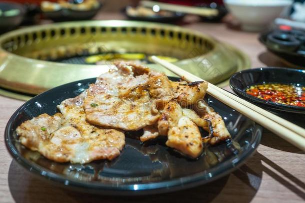 朝鲜人b一rbecue吃烤烧肉的野餐烹饪术是（be的三单形式已完成的在旁边烧烤向一热的炉和猪肉