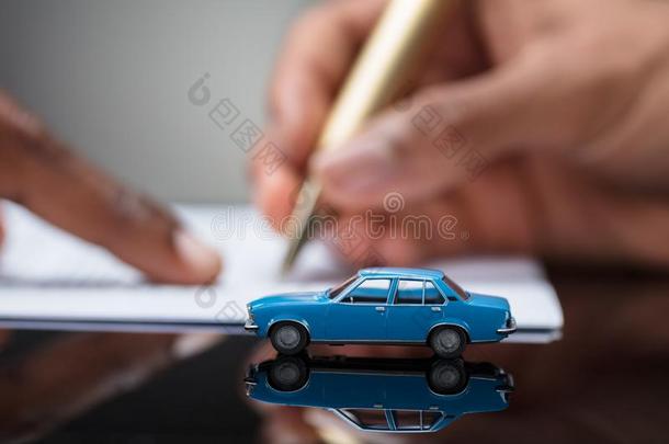 人`英文字母表的第19个字母手签署汽车贷款协定合同