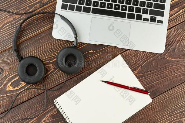 便携式电脑,<strong>耳机</strong>,笔记簿和笔.
