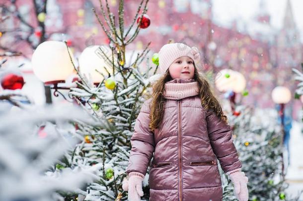 圣诞节肖像关于幸福的小孩女孩演奏户外的采用下雪的winter冬天