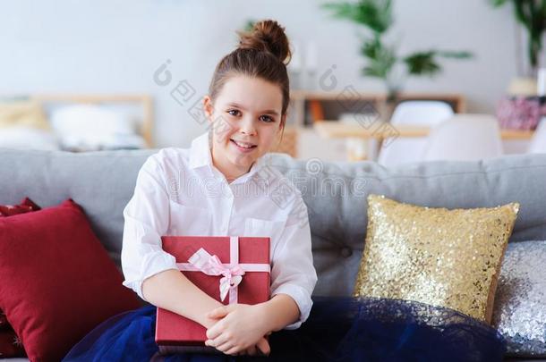 幸福的小孩女孩和赠品为生日或圣诞节使摆姿势在homonym同音异义词