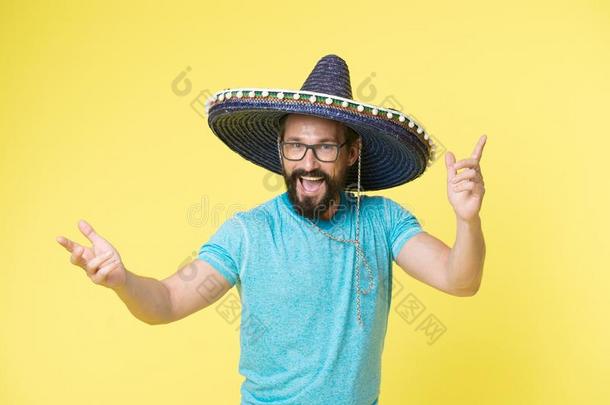 幸福的墨西哥人男人微笑采用宽边帽.男人smil采用g采用墨西哥人帽子.