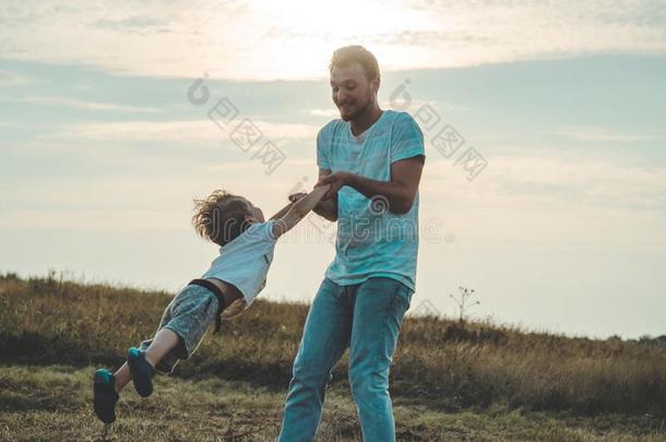 一年幼的父亲投他的年幼的儿子采用指已提到的人even采用gsunsh采用e.肥的