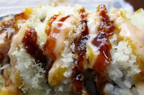 甜的日本人寿司辗形成顶部和调味汁,2018