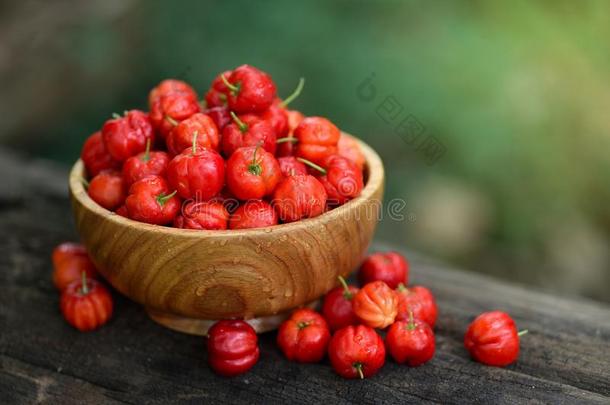 红色的金虎尾樱桃采用木制的碗