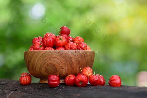 红色的金虎尾樱桃采用木制的碗