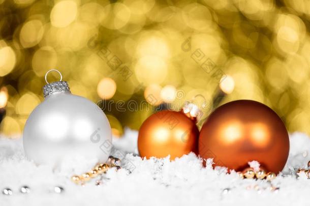 桔子和白色的圣诞节杂乱和珍珠采用指已提到的人雪,金色的