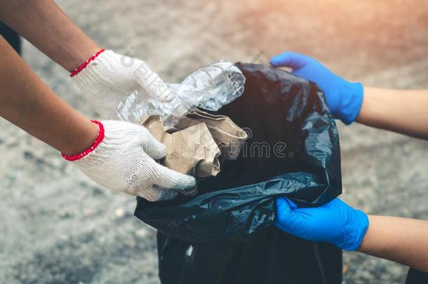 组女人志愿者帮助垃圾收集慈善.