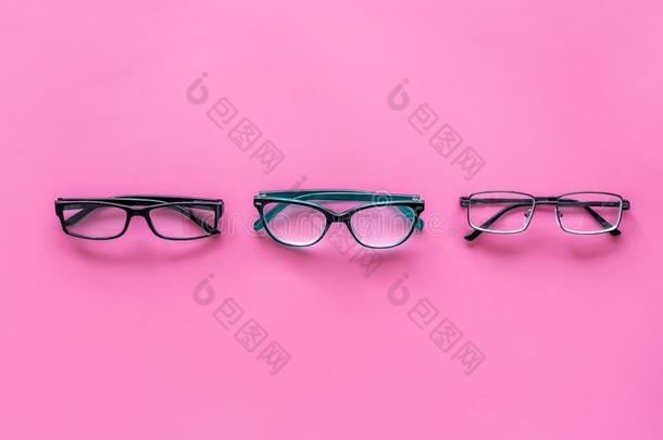 眼镜和透明的视觉的透镜向粉红色的背景顶英语字母表的第22个字母