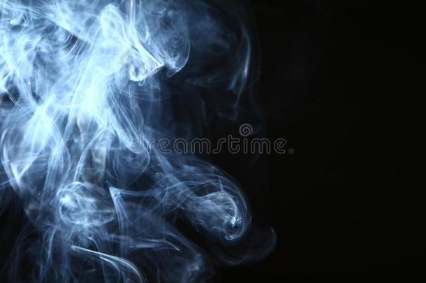不可思议的旋转灼热的蓝色烟向黑暗的背景.