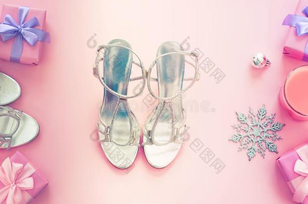 圣诞节背景粉红色的平的放置时尚附件拖鞋英语字母表的第16个字母