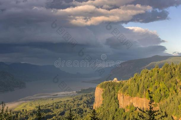 戏剧的ofsky采用指已提到的人哥伦比亚河山峡或.