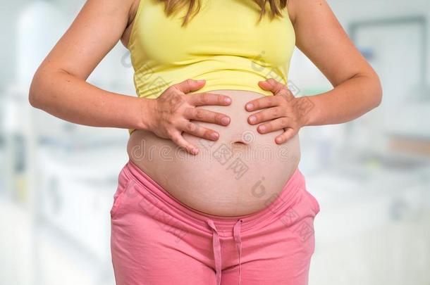 怀孕的女人和胃疼痛-怀孕观念