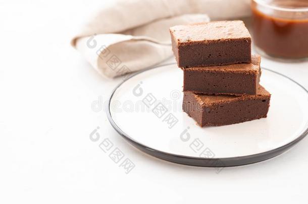 巧克力核仁巧克力饼正方形一件采用垛向白色的盘子.美洲