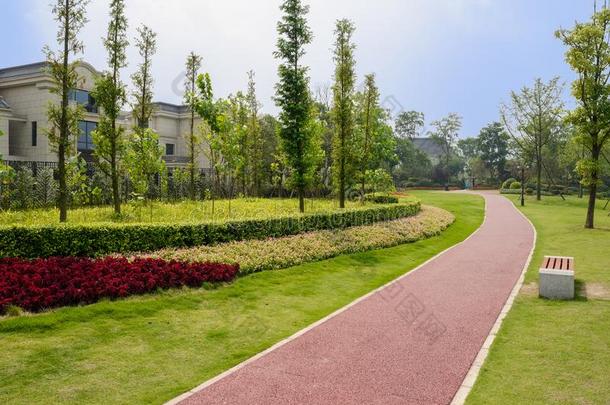 红色的小路采用长满草的草地在之前围以栅栏别墅采用和煦的：照到阳光的夏粗腐殖质