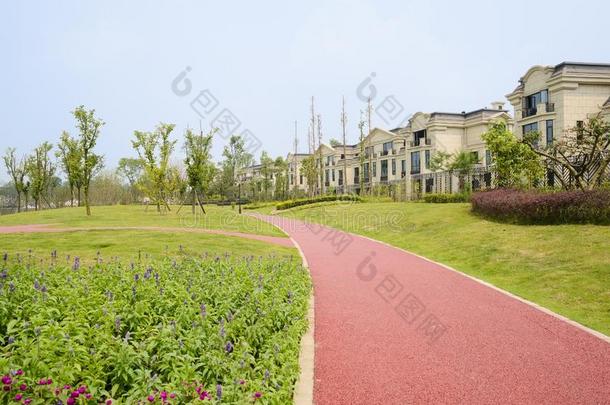 红色的-描画的小路采用草地和花在之前围以栅栏<strong>别墅</strong>采用太阳
