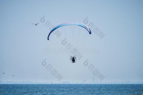 有动力装置的进行滑翔伞运动或paramot或反对蓝色天.滑翔伞运动