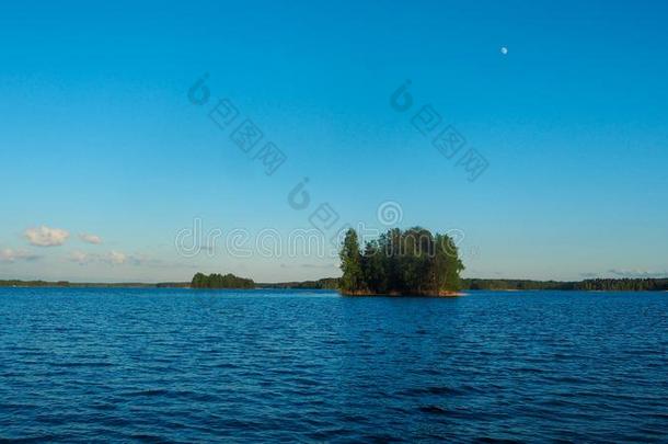 傍晚在塞马湖湖