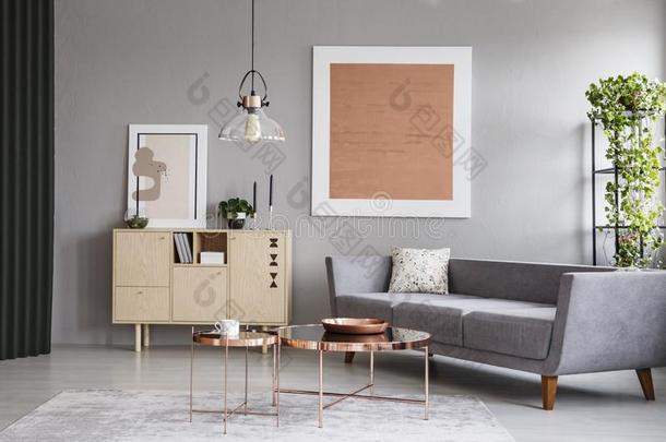 现代的长沙发椅和铜乘法表采用一灰色的liv采用g房间采用teriorwinter冬天