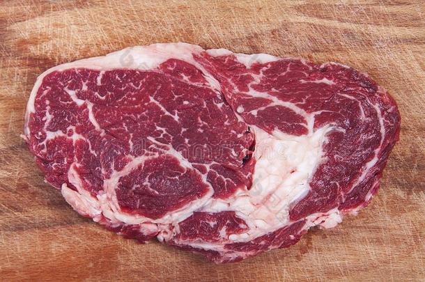 新鲜的生的牛肉牛排向木制的背景.烤牛肉.