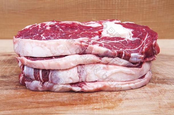 新鲜的生的牛肉牛排向木制的背景.烤牛肉.